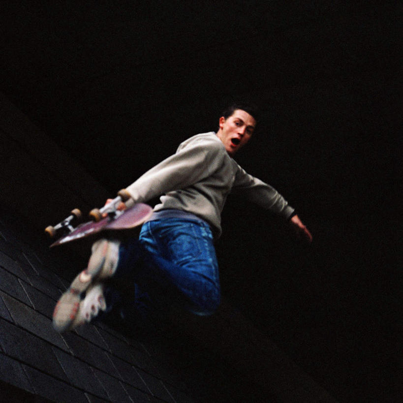 西方人,一个人,跳,方图,室外,白天,仰视,锻炼,运动,欧洲,欧洲人,仅一个男性,仅一个人,墙,半空,墙壁,墙面,仅一个年轻男性,滑板,体育,男人,男性,年轻男性,白种人,跳跃,彩图,低角度拍摄,全身,健身