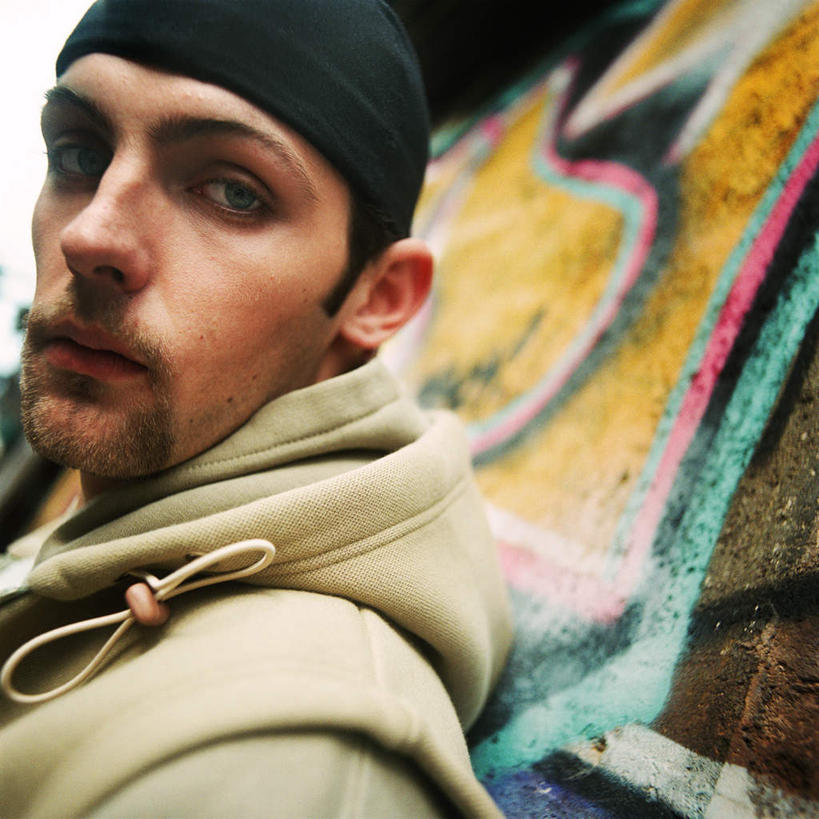 西方人,脸,头,脸颊,胡须,一个人,站,方图,室外,特写,白天,正面,欧洲,欧洲人,仅一个男性,仅一个人,朦胧,模糊,墙,注视,墙壁,墙面,仅一个年轻男性,观察,看,站着,观看,察看,关注,男人,男性,年轻男性,白种人,头部,胡子,小胡子,脸部,脸蛋,面部,站立,半身,彩图,涂鸦