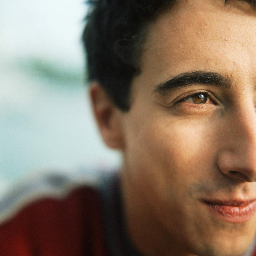 西方人,脸,头,脸颊,一个人,站,笑,微笑,方图,室外,特写,白天,正面,欧洲,欧洲人,仅一个男性,仅一个人,朦胧,模糊,仅一个年轻男性,站着,男人,男性,年轻男性,白种人,头部,脸部,脸蛋,面部,站立,半身,彩图