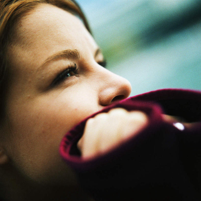 西方人,嘴,一个人,站,方图,室外,白天,侧面,欧洲,欧洲人,仅一个年轻女性,仅一个女性,仅一个人,朦胧,模糊,站着,遮,遮掩,掩盖,遮挡,遮盖,掩饰,年轻女性,女人,女性,白种人,口,口腔,嘴巴,嘴唇,站立,半身,彩图