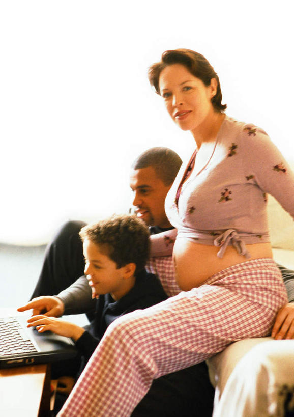 西方人,儿童,孕妇,三个人,家庭,母亲,父亲,儿子,坐,笑,微笑,露齿笑,竖图,室内,白天,侧面,纯洁,电脑,笔记本电脑,椅子,欧洲,欧洲人,指,网络,木椅,方向,通讯设备,小孩,手势,温暖,温馨,父子,母子,三口之家,一家人,父爱,可爱,母爱,童年,童趣,和睦,无线,指向,通信设备,无线网络,无线上网,便携式电脑,童真,烂漫,无邪,天真,手提电脑,男孩,男人,男性,年轻男性,年轻女性,女人,女性,白种人,孩子,年轻人,产妇,坐着,半身,彩图,融洽,男生