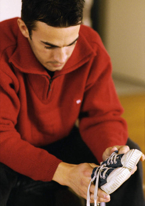 西方人,一个人,坐,竖图,室内,白天,正面,运动鞋,鞋子,欧洲,欧洲人,仅一个男性,仅一个人,一双,朦胧,模糊,拿,拿着,仅一个年轻男性,男人,男性,年轻男性,白种人,坐着,半身,彩图