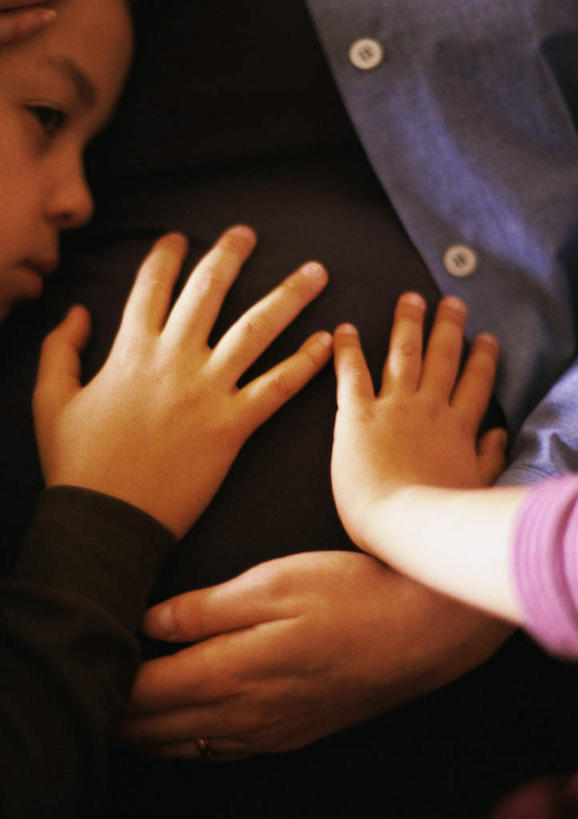 西方人,儿童,孕妇,手,腹部,三个人,家庭,母亲,女儿,站,摸,竖图,俯视,室内,特写,白天,纯洁,欧洲,欧洲人,抚摸,小孩,站着,温暖,温馨,母女,一家人,手部,可爱,母爱,童年,童趣,和睦,童真,烂漫,无邪,天真,年轻女性,女孩,女人,女性,白种人,孩子,年轻人,腹,肚子,产妇,触摸,接触,站立,半身,彩图,高角度拍摄,融洽,女生