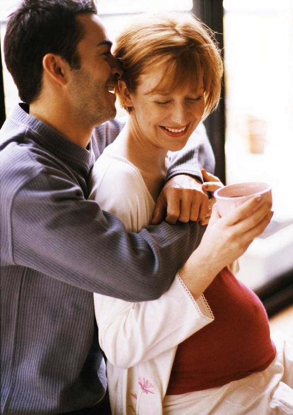 西方人,孕妇,两个人,夫妻,站,抱,竖图,室内,白天,侧面,爱情,窗户,杯子,欧洲,欧洲人,朦胧,模糊,瓷器,咖啡杯,陶瓷制品,浪漫,拿,拿着,玻璃窗,站着,恩爱,恋人,抱着,搂着,瓷杯,男人,男性,年轻男性,年轻女性,女人,女性,白种人,情侣,产妇,搂,搂抱,站立,半身,彩图,伴侣