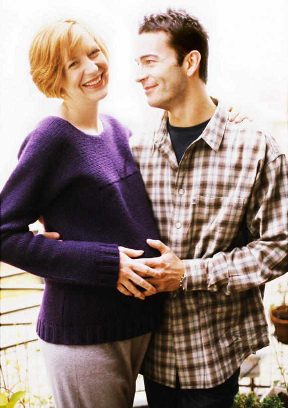 西方人,孕妇,腹部,两个人,夫妻,站,笑,摸,微笑,露齿笑,竖图,室内,白天,正面,爱情,欧洲,欧洲人,抚摸,朦胧,模糊,浪漫,站着,恩爱,恋人,男人,男性,年轻男性,年轻女性,女人,女性,白种人,腹,肚子,情侣,产妇,触摸,接触,站立,半身,彩图,伴侣