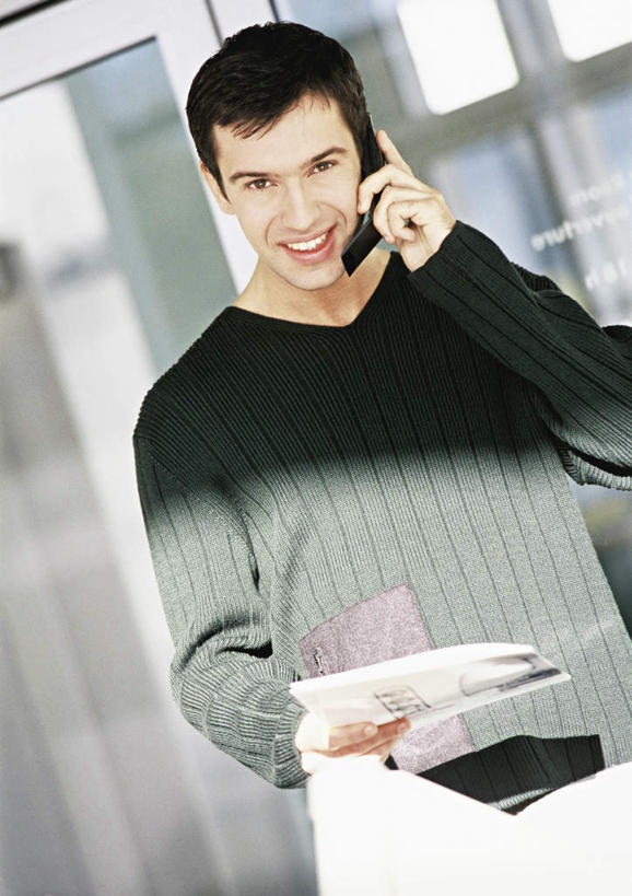 西方人,一个人,商务人士,商务男性,办公室,站,打电话,竖图,室内,白天,正面,衬衫,电话,手机,欧洲,欧洲人,仅一个男性,仅一个人,阴影,套装,光线,材料,档案,文件,影子,领带,拿,拿着,通讯设备,仅一个年轻男性,阳光,资料,站着,文档,商务装,工薪阶层,交流,年轻男性,白种人,年轻人,白领,上班族,沟通,通话,站立,半身,彩图,衬衣