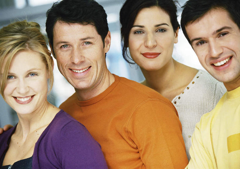 西方人,四个人,同事,商务人士,商务男性,商务女性,办公室,站,笑,微笑,露齿笑,横图,室内,白天,正面,衬衫,成功,合作,团队,集体,信心,欧洲,欧洲人,套装,领带,队伍,站着,领导,成就,商务装,合伙,领袖,工薪阶层,男人,男性,年轻男性,年轻女性,女人,女性,白种人,年轻人,白领,上班族,站立,半身,彩图,衬衣