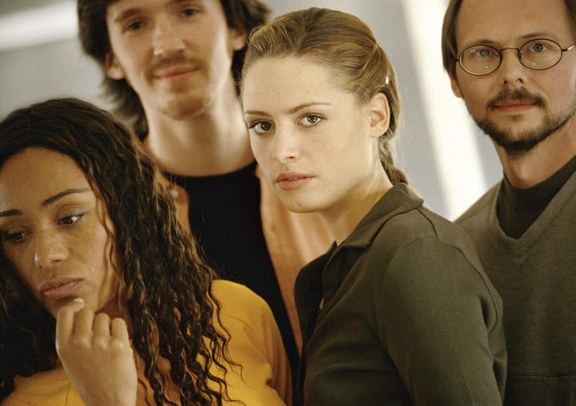 西方人,胡须,四个人,同事,商务人士,商务男性,商务女性,办公室,站,笑,微笑,横图,室内,白天,正面,衬衫,成功,合作,团队,集体,信心,欧洲,非洲,黑人,欧洲人,套装,眼镜,领带,队伍,站着,领导,成就,商务装,合伙,领袖,近视眼镜,工薪阶层,男人,男性,年轻男性,年轻女性,女人,女性,非洲人,年轻人,胡子,小胡子,白领,上班族,站立,半身,彩图,衬衣