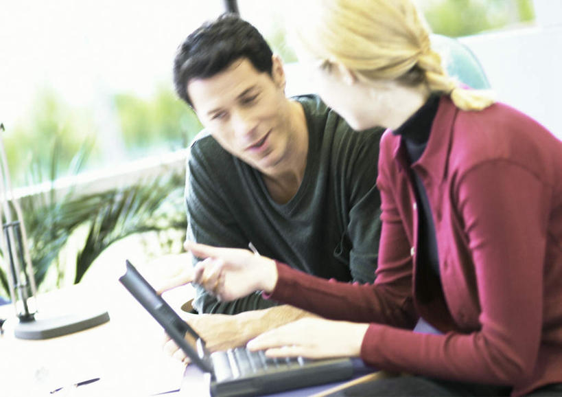 西方人,两个人,同事,商务人士,商务男性,商务女性,办公室,坐,横图,室内,白天,正面,衬衫,成功,合作,团队,集体,信心,电脑,笔记本电脑,窗户,桌子,欧洲,欧洲人,敲打,套装,朦胧,模糊,网络,办公桌,领带,输入,通讯设备,队伍,玻璃窗,打字,点击,敲击,无线,领导,成就,通信设备,商务装,无线网络,合伙,领袖,无线上网,便携式电脑,工薪阶层,按键,手提电脑,男人,男性,年轻男性,年轻女性,女人,女性,白种人,年轻人,白领,上班族,坐着,半身,彩图,衬衣