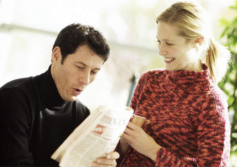 西方人,两个人,同事,商务人士,商务男性,商务女性,办公室,站,笑,说,微笑,露齿笑,横图,室内,白天,正面,衬衫,讨论,成功,合作,团队,集体,信心,报纸,欧洲,欧洲人,套装,朦胧,模糊,信息,领带,拿,拿着,队伍,站着,新闻,领导,成就,商务装,合伙,领袖,工薪阶层,交流,男人,男性,年轻男性,年轻女性,女人,女性,白种人,年轻人,白领,上班族,沟通,讲话,交谈,商讨,说话,谈话,站立,半身,彩图,衬衣,报刊