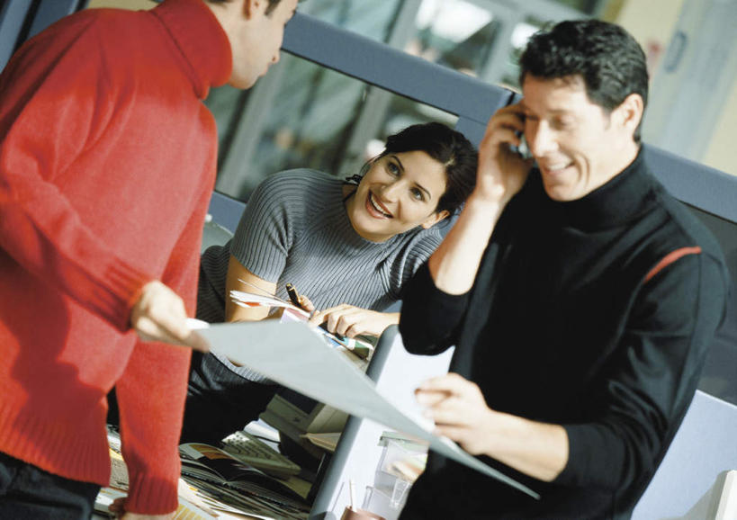 西方人,三个人,同事,商务人士,商务男性,商务女性,办公室,站,笑,打电话,微笑,露齿笑,横图,室内,白天,正面,衬衫,成功,合作,团队,集体,信心,窗户,电话,手机,欧洲,欧洲人,套装,材料,档案,文件,领带,拿,拿着,通讯设备,队伍,玻璃窗,资料,站着,领导,成就,文档,商务装,合伙,领袖,工薪阶层,交流,男人,男性,年轻男性,年轻女性,女人,女性,白种人,年轻人,白领,上班族,沟通,通话,站立,半身,彩图,衬衣