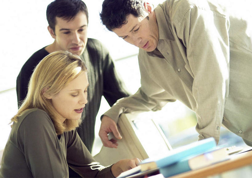 西方人,三个人,同事,商务人士,商务男性,商务女性,办公室,站,坐,横图,室内,白天,侧面,衬衫,成功,合作,团队,集体,信心,电脑,显示器,鼠标,键盘,桌子,欧洲,欧洲人,套装,朦胧,模糊,网络,材料,档案,文件,办公桌,领带,注视,输入设备,通讯设备,队伍,资料,观察,看,站着,台式电脑,观看,察看,领导,成就,关注,文档,通信设备,商务装,合伙,领袖,工薪阶层,输出设备,男人,男性,年轻男性,年轻女性,女人,女性,白种人,年轻人,白领,上班族,站立,坐着,半身,彩图,衬衣