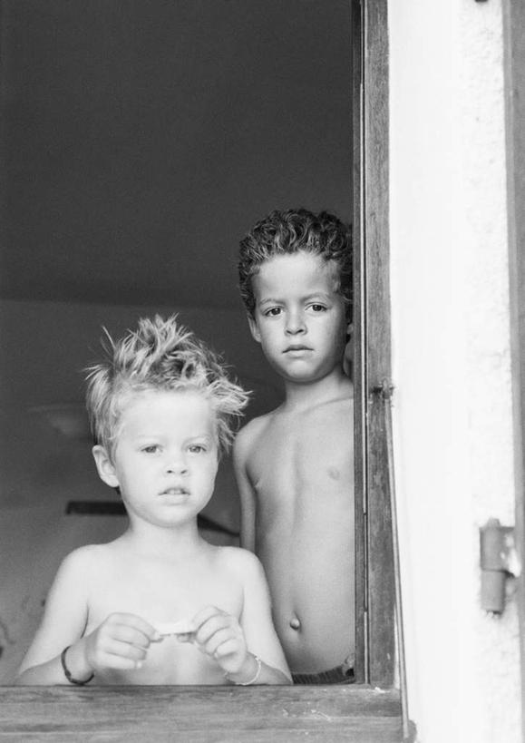 西方人,儿童,三个人,伙伴,朋友,站,竖图,黑白,室内,白天,正面,友谊,纯洁,窗户,欧洲,欧洲人,注视,裸露,小孩,观察,看,站着,可爱,童年,童趣,观看,察看,关注,裸,童真,烂漫,无邪,天真,友情,男孩,男人,男性,女孩,女人,女性,白种人,孩子,站立,半身,男生,女生