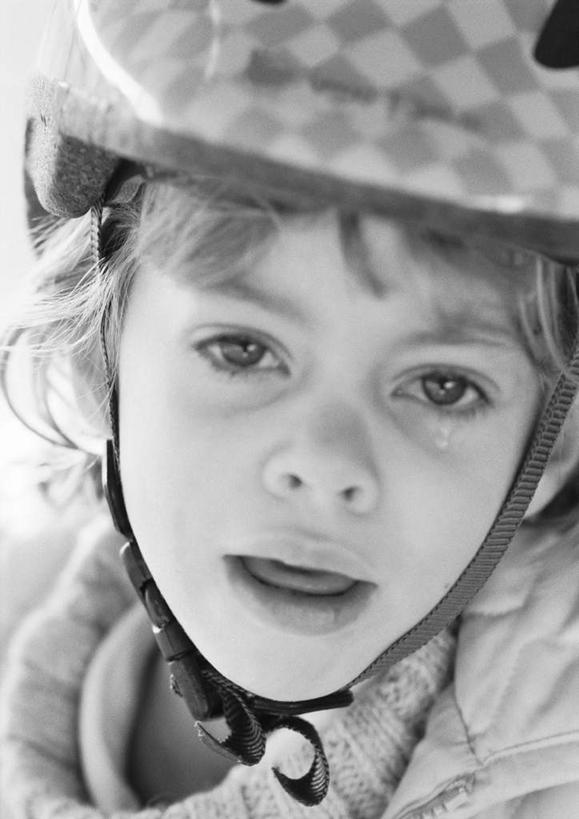西方人,儿童,脸,头,脸颊,一个人,站,笑,微笑,竖图,黑白,室外,特写,白天,正面,纯洁,帽子,欧洲,欧洲人,仅一个女性,仅一个人,头盔,小孩,安全帽,站着,仅一个小孩,可爱,童年,童趣,童真,烂漫,无邪,天真,女孩,女人,女性,白种人,孩子,头部,脸部,脸蛋,面部,站立,半身,女生