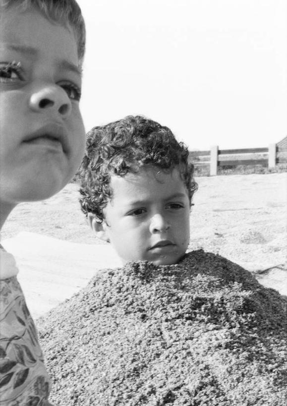 西方人,儿童,两个人,伙伴,朋友,站,坐,竖图,黑白,室外,白天,正面,友谊,纯洁,沙滩,欧洲,欧洲人,沙子,海岸,沙地,小孩,站着,可爱,童年,童趣,童真,烂漫,无邪,天真,友情,男孩,男人,男性,白种人,孩子,海滩,站立,坐着,半身,男生