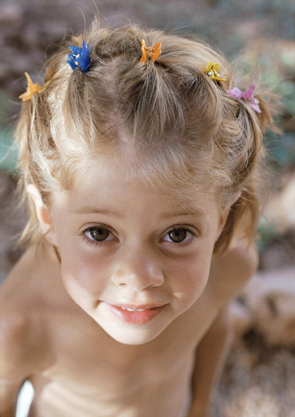 西方人,儿童,一个人,站,笑,微笑,竖图,俯视,室外,白天,纯洁,欧洲,欧洲人,仅一个女性,仅一个人,阴影,光线,影子,裸露,小孩,阳光,站着,仅一个小孩,可爱,童年,童趣,裸,童真,烂漫,无邪,天真,女孩,女人,女性,白种人,孩子,站立,半身,彩图,高角度拍摄,女生