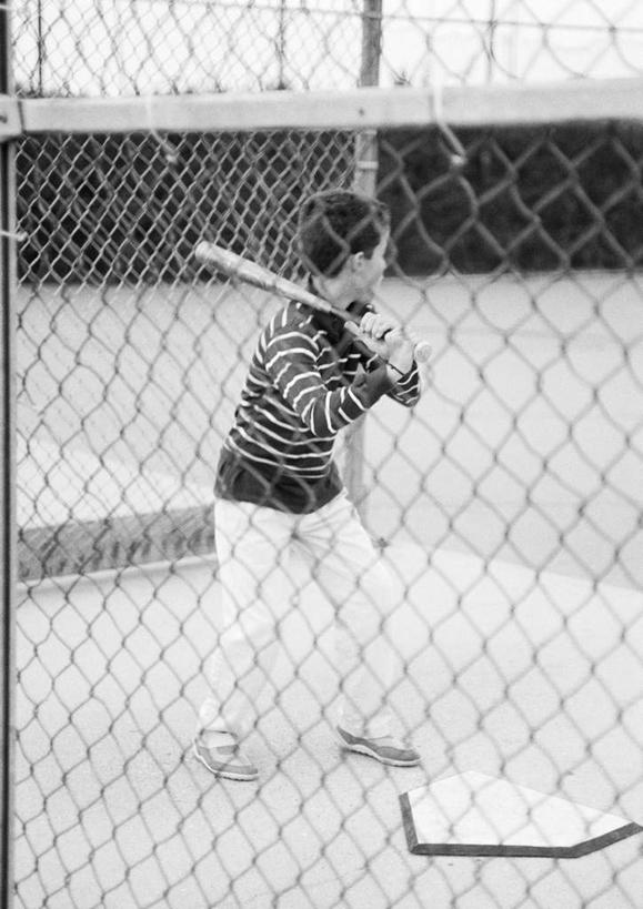 西方人,儿童,一个人,体育馆,运动场,站,竖图,黑白,室外,白天,侧面,锻炼,纯洁,运动,棒球,垒球,欧洲,欧洲人,仅一个男性,仅一个人,握,球棒,体育场,球,小孩,站着,仅一个小孩,可爱,童年,童趣,击打,握着,童真,烂漫,无邪,运动馆,体育,天真,男孩,男人,男性,白种人,孩子,站立,全身,健身,男生