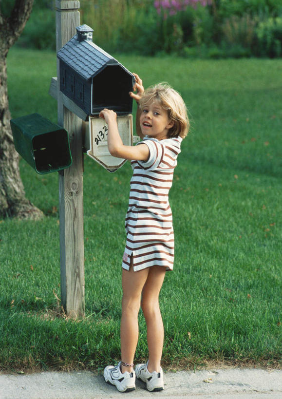 西方人,儿童,一个人,站,笑,微笑,竖图,室外,白天,纯洁,草地,草坪,植物,欧洲,欧洲人,仅一个女性,仅一个人,传递,信息,邮件,联系,拿,拿着,邮筒,邮箱,草,树,树木,小孩,背面,绿色,自然,回头,站着,仅一个小孩,可爱,童年,童趣,联络,邮递,通信,生长,成长,信件,邮政,童真,烂漫,无邪,天真,女孩,女人,女性,白种人,孩子,站立,彩图,全身,女生