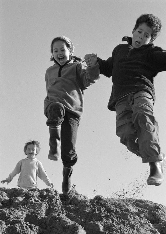 西方人,儿童,三个人,伙伴,朋友,站,跳,握手,竖图,黑白,室外,白天,仰视,友谊,纯洁,山,欧洲,欧洲人,山顶,山峰,云,云朵,山峦,半空,云彩,小孩,蓝色,白云,蓝天,天空,天,站着,张嘴,可爱,童年,童趣,张大嘴巴,童真,烂漫,无邪,天真,友情,男孩,男人,男性,女孩,女人,女性,白种人,孩子,张开嘴,搀手,拉手,手拉手,手握手,跳跃,站立,半身,低角度拍摄,男生,女生