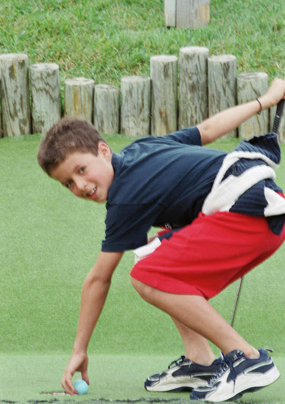 西方人,儿童,一个人,栏杆,站,竖图,室外,白天,侧面,锻炼,纯洁,运动,草地,草坪,植物,欧洲,欧洲人,仅一个男性,仅一个人,高尔夫,高尔夫球,栅栏,篱笆,围栏,拿,拿着,护栏,球,草,一个,小孩,蓝色,绿色,站着,仅一个小孩,球体,可爱,童年,童趣,单个,高尔夫球杆,童真,烂漫,无邪,高尔夫运动,高尔夫球具,体育,天真,男孩,男人,男性,白种人,孩子,站立,彩图,全身,健身,男生