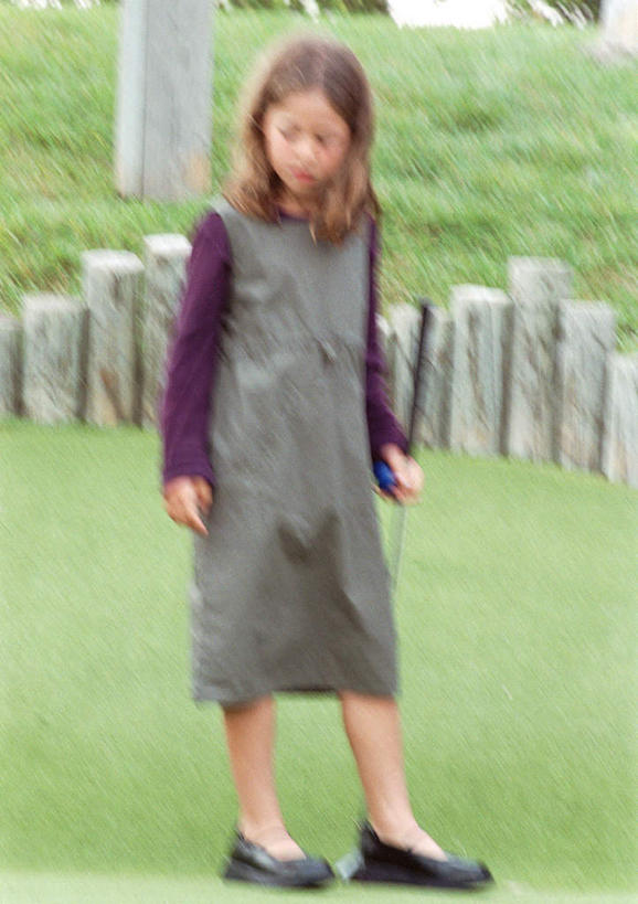 西方人,儿童,一个人,栏杆,站,竖图,室外,白天,正面,纯洁,草地,草坪,植物,欧洲,欧洲人,仅一个女性,仅一个人,栅栏,篱笆,围栏,护栏,草,小孩,绿色,站着,仅一个小孩,可爱,童年,童趣,童真,烂漫,无邪,天真,女孩,女人,女性,白种人,孩子,站立,彩图,全身,女生