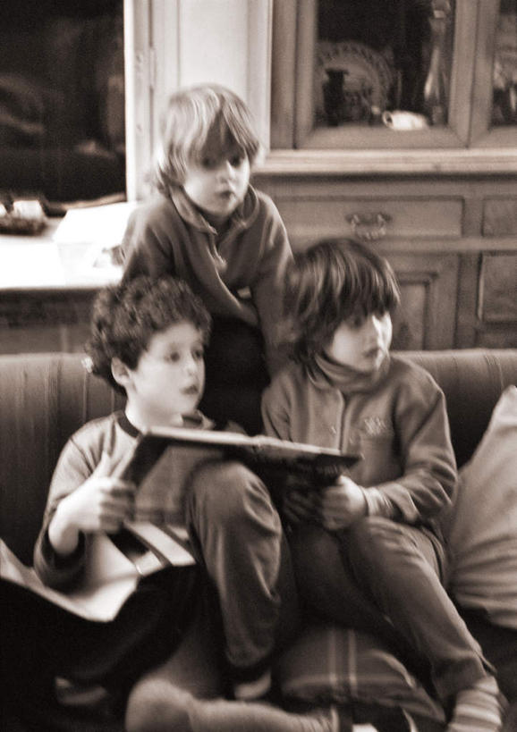 西方人,儿童,三个人,伙伴,朋友,坐,竖图,室外,白天,正面,友谊,纯洁,窗户,沙发,书籍,欧洲,欧洲人,拿,拿着,注视,玻璃窗,小孩,观察,看,可爱,童年,童趣,观看,察看,关注,童真,烂漫,无邪,天真,友情,男孩,男人,男性,白种人,孩子,书,图书,坐着,半身,彩图,男生,皮沙发