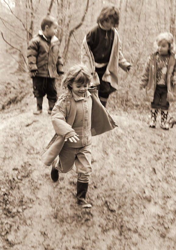 西方人,儿童,四个人,站,走,竖图,室外,白天,正面,纯洁,草地,草坪,植物,欧洲,欧洲人,草,小孩,绿色,站着,可爱,童年,童趣,童真,烂漫,无邪,天真,男孩,男人,男性,女孩,女人,女性,白种人,孩子,步行,散步,站立,走路,彩图,全身,男生,女生