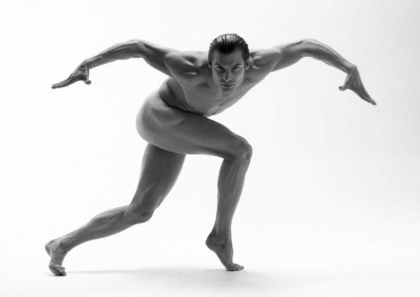 西方人,一个人,站,伸展双臂,横图,黑白,室内,白天,白色背景,正面,欧洲,欧洲人,仅一个男性,仅一个人,裸露,仅一个年轻男性,站着,姿势,摄影,影棚,赤裸,裸,男人,男性,年轻男性,白种人,敞开双臂,伸开双臂,展开双肩,站立,张开手臂,张开双臂,全身,影棚拍摄,拍摄