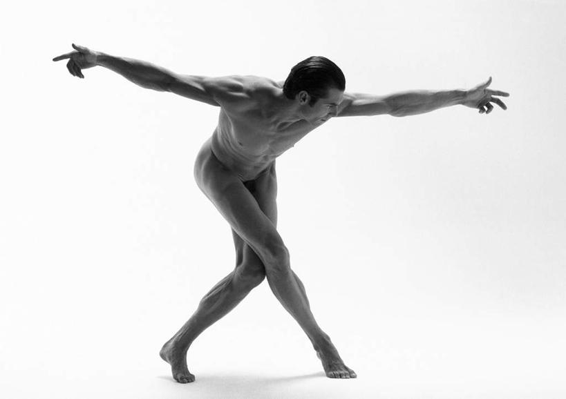 西方人,一个人,站,伸展双臂,横图,黑白,室内,白天,白色背景,正面,欧洲,欧洲人,仅一个男性,仅一个人,裸露,仅一个年轻男性,站着,姿势,摄影,影棚,赤裸,裸,男人,男性,年轻男性,白种人,敞开双臂,伸开双臂,展开双肩,站立,张开手臂,张开双臂,全身,影棚拍摄,拍摄