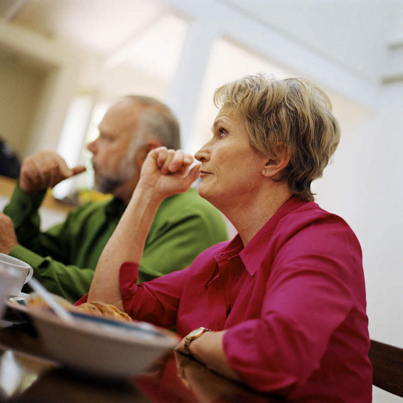西方人,两个人,坐,方图,室内,白天,侧面,餐具,欧洲,欧洲人,撑,服装,朦胧,模糊,托腮,休闲装,衣服,红色,绿色,碗,托,休闲,休闲服,服饰,托下巴,老年男性,老年女性,男人,男性,女人,女性,白种人,进餐用具,烹调用具,坐着,半身,彩图