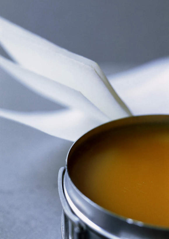 无人,竖图,俯视,室内,特写,白天,化妆,美容,静物,护肤,朦胧,模糊,记事本,本子,笔记本,保养,享受,休闲,放松,保健,摄影,影棚,养颜,蜜蜡,脱毛蜜蜡,彩图,高角度拍摄,影棚拍摄,拍摄