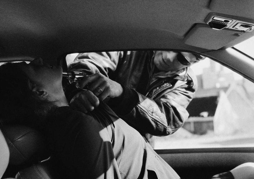 西方人,两个人,站,坐,竖图,黑白,室内,白天,正面,竞争,汽车,欧洲,欧洲人,一把,一辆,对抗,握,指,朦胧,模糊,冲突,墨镜,枪,眼镜,拿,拿着,注视,方向,破坏,车,太阳镜,太阳眼镜,交通工具,轿车,观察,看,手势,站着,抓,武器,遮阳镜,战争,握着,手枪,观看,损坏,察看,指向,攻击,威胁,对立,关注,矛盾,兵器,防御,敌对,挫败,斗争,抗拒,抗衡,杀伤,威慑,危险,男人,男性,年轻男性,女人,女性,中年女性,白种人,抬头,仰头,站立,坐着,半身