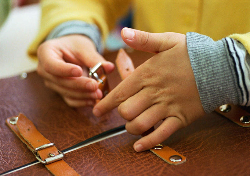 西方人,儿童,手,一个人,横图,俯视,室内,白天,纯洁,欧洲,欧洲人,仅一个男性,仅一个人,握,包,皮包,拿,拿着,小孩,仅一个小孩,手部,可爱,童年,童趣,握着,单肩包,童真,烂漫,无邪,天真,男孩,男人,男性,白种人,孩子,半身,彩图,高角度拍摄,男生