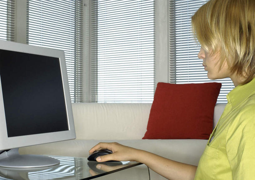 西方人,头发,一个人,客厅,坐,横图,室外,白天,侧面,电脑,笔记本电脑,窗户,靠垫,沙发,欧洲,欧洲人,仅一个年轻女性,仅一个女性,仅一个人,一排,敲打,握,整齐,网络,靠枕,拿,拿着,休闲装,输入,通讯设备,玻璃窗,排列,一个,黄色,红色,垫子,枕头,打字,休闲,休闲服,握着,单个,点击,一台,敲击,无线,起居室,队列,通信设备,无线网络,布艺沙发,无线上网,便携式电脑,按键,手提电脑,年轻女性,女人,女性,白种人,坐着,半身,彩图