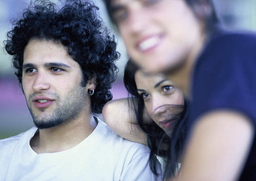 西方人,脸,头,脸颊,胡须,头发,三个人,夫妻,伙伴,朋友,坐,举,笑,摸,微笑,露齿笑,横图,室外,白天,正面,爱情,聚会,旅游,度假,友谊,成功,合作,团队,集体,信心,欧洲,欧洲人,抚摸,朦胧,模糊,浪漫,注视,休闲装,娱乐,队伍,蓝色,白色,黑色,观察,看,托,转头,享受,休闲,休闲服,恩爱,放松,恋人,观看,察看,成就,关注,合伙,领袖,友情,男人,男性,年轻男性,年轻女性,女人,女性,白种人,头部,胡子,卷发,络腮胡,脸部,脸蛋,面部,情侣,触摸,接触,举起,举手,举着,向上举,向上伸,向上托,坐着,半身,彩图,伴侣