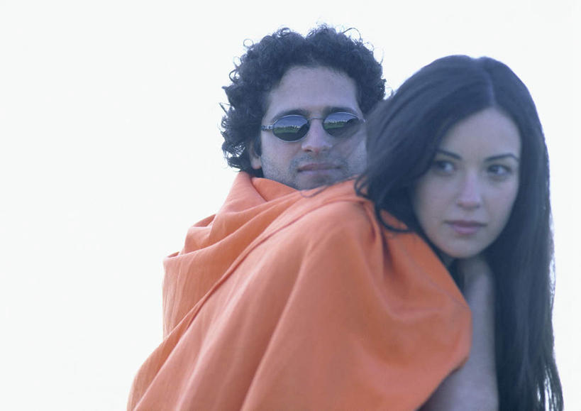 西方人,头发,两个人,家庭,夫妻,站,笑,微笑,横图,室外,白天,侧面,爱情,旅游,度假,欧洲,欧洲人,一面,握,阴影,光线,布,墨镜,眼镜,影子,云,云朵,浪漫,云彩,注视,娱乐,红色,蓝色,黑色,白云,蓝天,天空,阳光,太阳镜,太阳眼镜,天,观察,看,站着,享受,休闲,温暖,温馨,一家人,遮阳镜,恩爱,放松,握着,遮,遮掩,恋人,观看,和睦,察看,掩盖,遮挡,关注,遮盖,掩饰,男人,男性,年轻男性,年轻女性,女人,女性,白种人,长发,卷发,情侣,站立,半身,彩图,伴侣,融洽