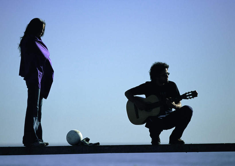 西方人,两个人,家庭,夫妻,站,坐,捧,横图,室外,白天,正面,爱情,旅游,度假,欧洲,欧洲人,一把,阴影,光线,影子,云,云朵,吉他,乐器,弦乐器,背光,浪漫,弹奏,云彩,注视,休闲装,娱乐,球,一个,蓝色,紫色,白色,白云,蓝天,天空,阳光,天,观察,看,站着,享受,休闲,温暖,温馨,一家人,休闲服,恩爱,放松,恋人,单个,观看,和睦,察看,关注,弹拨弦鸣乐器,逆光,男人,男性,年轻男性,年轻女性,女人,女性,白种人,情侣,端,端着,捧着,手捧,站立,坐着,彩图,全身,伴侣,融洽,弹拨弦乐器