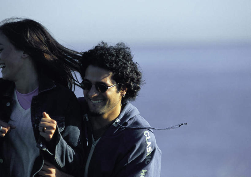 西方人,头发,两个人,家庭,夫妻,站,抱,笑,微笑,露齿笑,横图,室外,白天,正面,爱情,旅游,度假,海浪,海洋,欧洲,欧洲人,阴影,朦胧,模糊,光线,墨镜,眼镜,影子,浪花,云,云朵,浪漫,云彩,注视,娱乐,蓝色,黑色,白云,蓝天,天空,阳光,海水,太阳镜,太阳眼镜,天,观察,看,站着,转头,享受,休闲,温暖,温馨,一家人,遮阳镜,恩爱,放松,恋人,抱着,观看,和睦,察看,搂着,关注,海景,男人,男性,年轻男性,年轻女性,女人,女性,白种人,情侣,大海,风浪,海,海水的波动,近岸浪,涌浪,怀抱,搂,搂抱,相抱,拥抱,站立,半身,彩图,伴侣,融洽