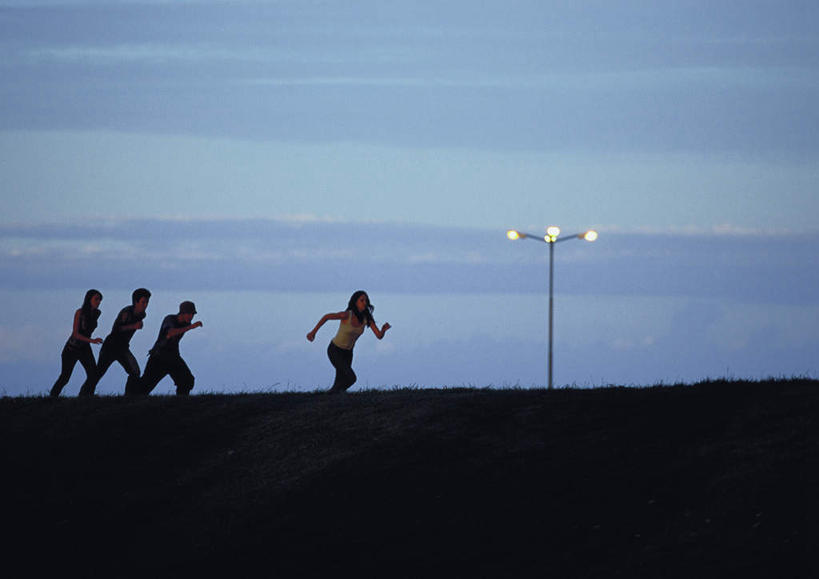 西方人,四个人,夫妻,伙伴,朋友,站,跑,伸展双臂,横图,室外,夜晚,侧面,爱情,锻炼,旅游,度假,友谊,成功,运动,合作,团队,集体,信心,草地,草坪,海浪,海洋,植物,路灯,照明,欧洲,欧洲人,一排,追赶,阴影,整齐,光线,影子,浪花,云,云朵,灯光,浪漫,云彩,娱乐,队伍,灯,草,排列,蓝色,绿色,白云,蓝天,天空,阳光,海水,天,站着,享受,休闲,恩爱,放松,恋人,照亮,照明设备,成就,队列,合伙,领袖,海景,体育,友情,男人,男性,年轻男性,年轻女性,女人,女性,白种人,情侣,大海,风浪,海,海水的波动,近岸浪,涌浪,敞开双臂,跑步,伸开双臂,展开双肩,站立,张开手臂,张开双臂,彩图,全身,健身,伴侣