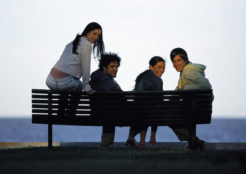 西方人,四个人,夫妻,伙伴,朋友,坐,笑,摸,微笑,露齿笑,横图,室外,白天,爱情,旅游,度假,友谊,成功,合作,团队,集体,信心,草地,草坪,海浪,海洋,植物,椅子,欧洲,欧洲人,一排,撑,抚摸,阴影,整齐,光线,影子,木椅,浪花,云,云朵,浪漫,云彩,注视,娱乐,队伍,草,排列,一个,背面,蓝色,绿色,白云,蓝天,天空,阳光,海水,天,观察,看,转头,享受,休闲,恩爱,放松,恋人,单个,观看,察看,撑着,成就,队列,关注,合伙,领袖,海景,友情,男人,男性,年轻男性,年轻女性,女人,女性,白种人,情侣,大海,风浪,海,海水的波动,近岸浪,涌浪,触摸,接触,坐着,彩图,全身,伴侣