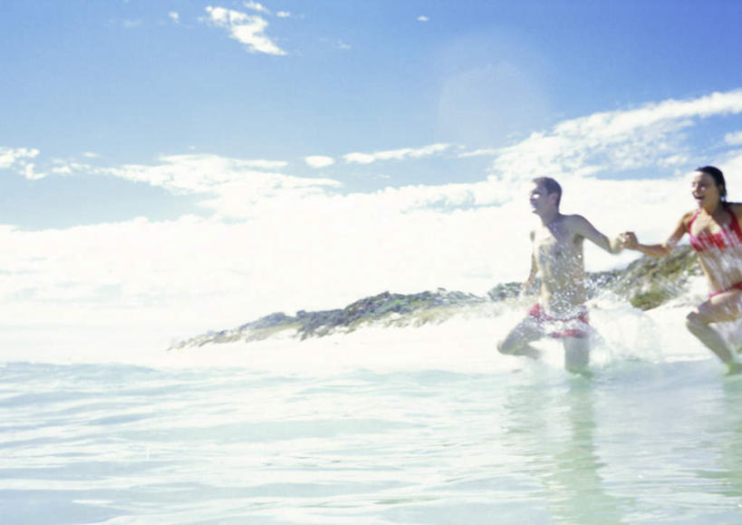 西方人,两个人,家庭,夫妻,站,跑,握手,笑,微笑,露齿笑,横图,室外,白天,侧面,爱情,旅游,度假,游戏,海浪,海洋,沙滩,植物,欧洲,欧洲人,阴影,光线,沙子,影子,海岸,浪花,云,云朵,沙地,浪漫,玩,云彩,注视,娱乐,树,树木,蓝色,绿色,白云,蓝天,天空,阳光,自然,海水,天,观察,看,站着,享受,休闲,温暖,温馨,一家人,恩爱,放松,恋人,生长,成长,观看,活动,和睦,察看,发泄,关注,消遣,智力,海景,宣泄,男人,男性,年轻男性,年轻女性,女人,女性,白种人,情侣,大海,风浪,海,海水的波动,海滩,近岸浪,涌浪,拉手,跑步,手拉手,手握手,玩耍,嬉戏,站立,半身,彩图,伴侣,融洽