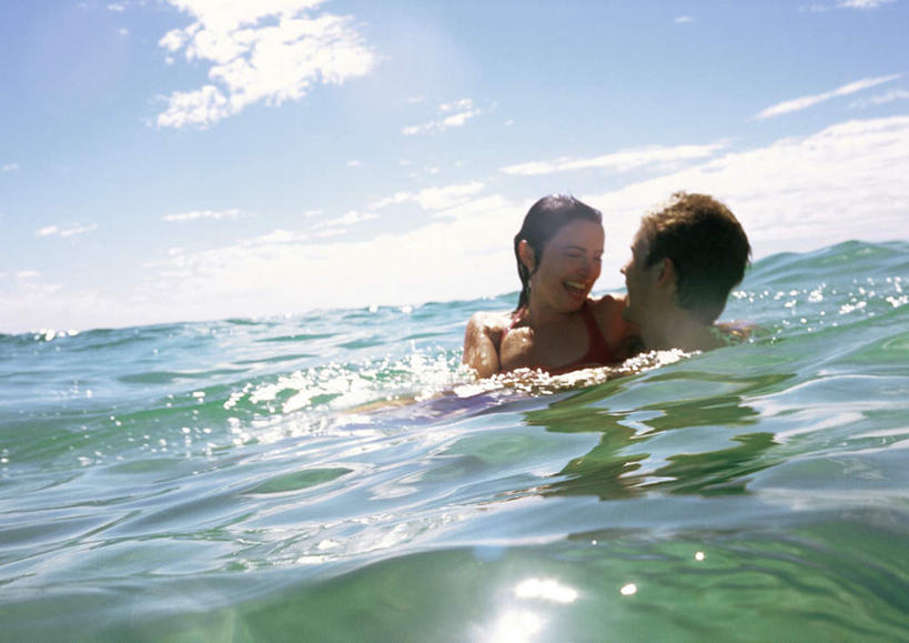 游泳,西方人,两个人,家庭,夫妻,抱,笑,微笑,露齿笑,横图,室外,白天,正面,泳装,比基尼,爱情,旅游,度假,海浪,海洋,欧洲,欧洲人,阴影,光线,影子,浪花,云,云朵,浪漫,云彩,注视,娱乐,相视,红色,蓝色,白云,蓝天,天空,阳光,海水,天,观察,看,张嘴,享受,休闲,温暖,温馨,一家人,面对面,恩爱,放松,恋人,抱着,观看,对视,和睦,察看,搂着,关注,相对,张大嘴巴,海景,相看,男人,男性,年轻男性,年轻女性,女人,女性,白种人,情侣,大海,风浪,海,海水的波动,近岸浪,涌浪,张开嘴,怀抱,搂,搂抱,相抱,拥抱,半身,彩图,三点式,泳衣,伴侣,融洽