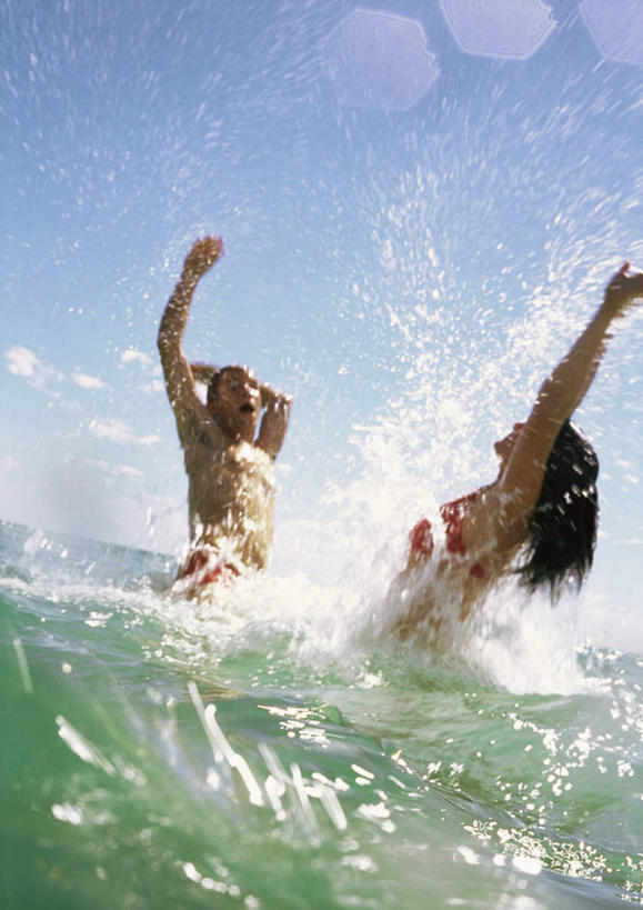 西方人,两个人,家庭,夫妻,站,举,伸展双臂,竖图,室外,白天,侧面,泳装,比基尼,爱情,旅游,度假,海浪,海洋,欧洲,欧洲人,阴影,欢呼,光线,影子,浪花,云,云朵,浪漫,云彩,娱乐,红色,蓝色,白云,蓝天,天空,阳光,海水,天,托,站着,张嘴,享受,休闲,温暖,温馨,一家人,恩爱,放松,恋人,和睦,喊叫,张大嘴巴,海景,男人,男性,年轻男性,年轻女性,女人,女性,白种人,情侣,大海,风浪,海,海水的波动,近岸浪,涌浪,张开嘴,敞开双臂,举起,举手,举着,伸开双臂,抬头,向上举,向上伸,向上托,仰头,展开双肩,站立,张开手臂,张开双臂,半身,彩图,三点式,泳衣,伴侣,融洽