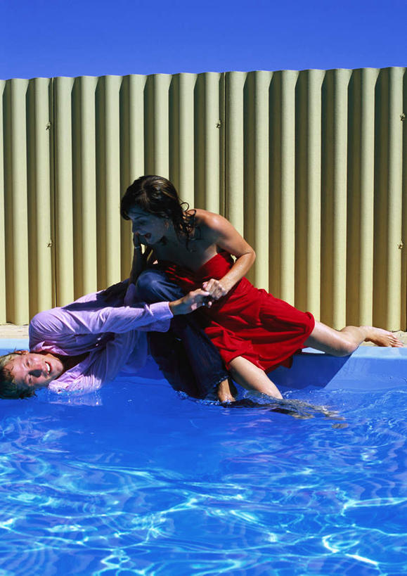 西方人,两个人,家庭,夫妻,体育馆,游泳池,栏杆,坐,躺,握手,笑,摸,微笑,露齿笑,竖图,室外,白天,正面,泳装,爱情,旅游,度假,水,欧洲,欧洲人,一排,许多,抚摸,阴影,条纹,整齐,光线,影子,水池,水面,围栏,浪漫,注视,休闲装,娱乐,泳池,护栏,排列,粉色,黄色,红色,阳光,观察,看,享受,休闲,温暖,温馨,一家人,休闲服,恩爱,放松,恋人,观看,和睦,察看,游泳馆,队列,关注,连体泳衣,卧着,男人,男性,年轻男性,年轻女性,女人,女性,白种人,情侣,触摸,接触,拉手,手拉手,手握手,躺着,卧,坐着,半身,彩图,泳衣,伴侣,融洽