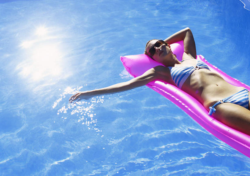 西方人,一个人,体育馆,游泳池,躺,举,伸展双臂,笑,摸,微笑,露齿笑,横图,俯视,室外,白天,泳装,比基尼,旅游,度假,水,欧洲,欧洲人,仅一个年轻女性,仅一个女性,仅一个人,抚摸,阴影,波纹,光线,墨镜,眼镜,影子,水池,水面,注视,娱乐,床垫,泳池,一个,粉色,蓝色,水纹,阳光,太阳镜,太阳眼镜,波浪,观察,看,托,享受,休闲,遮阳镜,放松,单个,观看,察看,游泳馆,关注,卧着,年轻女性,女人,女性,白种人,敞开双臂,触摸,接触,举起,举手,举着,伸开双臂,躺着,卧,向上举,向上伸,向上托,展开双肩,张开手臂,张开双臂,半身,彩图,高角度拍摄,三点式,泳衣