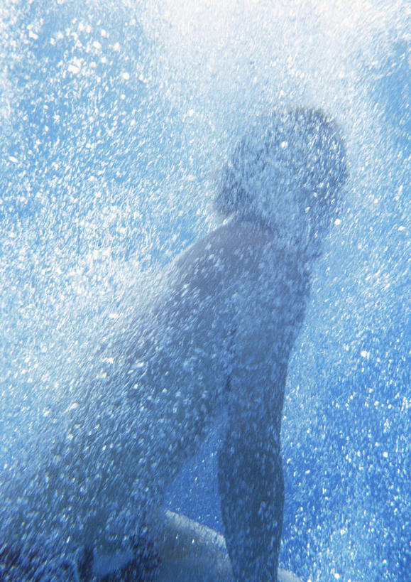 游泳,西方人,一个人,体育馆,游泳池,摸,竖图,室外,白天,侧面,锻炼,旅游,度假,运动,水,欧洲,欧洲人,仅一个男性,仅一个人,抚摸,阴影,波纹,泳裤,光线,影子,气泡,水池,水面,注视,娱乐,泳池,仅一个年轻男性,红色,水纹,阳光,泡泡,波浪,观察,看,享受,休闲,放松,观看,察看,游泳馆,关注,体育,男人,男性,年轻男性,白种人,触摸,接触,半身,彩图,健身