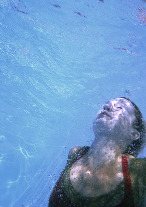 游泳,西方人,一个人,体育馆,游泳池,闭眼,笑,微笑,露齿笑,竖图,室外,白天,正面,泳装,比基尼,锻炼,旅游,度假,运动,水,欧洲,欧洲人,仅一个年轻女性,仅一个女性,仅一个人,阴影,波纹,光线,影子,水池,水面,娱乐,泳池,红色,水纹,阳光,波浪,享受,休闲,放松,游泳馆,体育,年轻女性,女人,女性,白种人,闭眼睛,闭着眼,闭着眼睛,抬头,仰头,半身,彩图,三点式,泳衣,健身