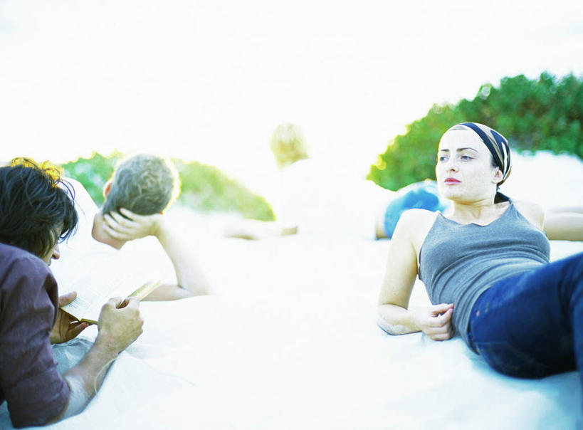 西方人,头发,四个人,夫妻,伙伴,朋友,躺,笑,摸,微笑,露齿笑,横图,室外,白天,正面,爱情,旅游,度假,友谊,成功,合作,团队,集体,信心,草地,草坪,沙滩,植物,欧洲,欧洲人,撑,抚摸,阴影,光线,沙子,影子,海岸,云,云朵,沙地,浪漫,云彩,注视,休闲装,娱乐,队伍,草,树,树木,黄色,蓝色,绿色,灰色,白云,蓝天,天空,阳光,自然,天,观察,看,趴着,转头,享受,休闲,休闲服,恩爱,放松,恋人,生长,成长,观看,察看,撑着,成就,关注,合伙,领袖,卧着,友情,男人,男性,年轻男性,年轻女性,女人,女性,白种人,情侣,海滩,触摸,接触,趴,躺着,卧,半身,彩图,伴侣