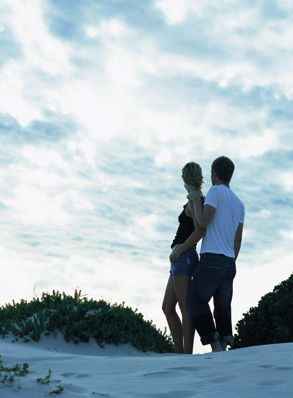 西方人,两个人,家庭,夫妻,站,抱,竖图,室外,白天,侧面,爱情,旅游,度假,草地,草坪,沙滩,植物,欧洲,欧洲人,阴影,光线,沙子,影子,海岸,云,云朵,沙地,浪漫,云彩,依偎,注视,休闲装,娱乐,草,蓝色,绿色,白云,蓝天,天空,阳光,天,观察,看,靠,靠着,倚靠,站着,享受,休闲,温暖,温馨,一家人,休闲服,恩爱,放松,恋人,抱着,观看,和睦,察看,搂着,倚着,关注,依附,依赖,投靠,男人,男性,年轻男性,年轻女性,女人,女性,白种人,情侣,海滩,怀抱,搂,搂抱,相抱,拥抱,站立,彩图,全身,伴侣,融洽