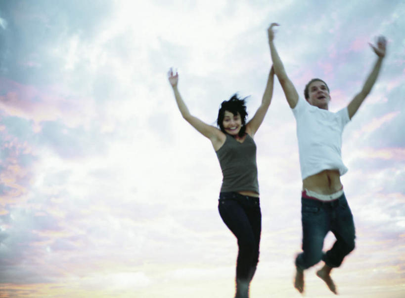 西方人,头发,两个人,家庭,夫妻,站,跳,举,伸展双臂,横图,室外,白天,正面,爱情,旅游,度假,欧洲,欧洲人,阴影,光线,影子,云,云朵,半空,浪漫,云彩,注视,休闲装,娱乐,蓝色,白色,黑色,灰色,白云,蓝天,天空,阳光,天,观察,看,托,站着,张嘴,享受,休闲,温暖,温馨,一家人,休闲服,恩爱,放松,恋人,观看,和睦,察看,关注,张大嘴巴,男人,男性,年轻男性,年轻女性,女人,女性,白种人,情侣,张开嘴,敞开双臂,举起,举手,举着,伸开双臂,跳跃,向上举,向上伸,向上托,展开双肩,站立,张开手臂,张开双臂,彩图,全身,伴侣,融洽